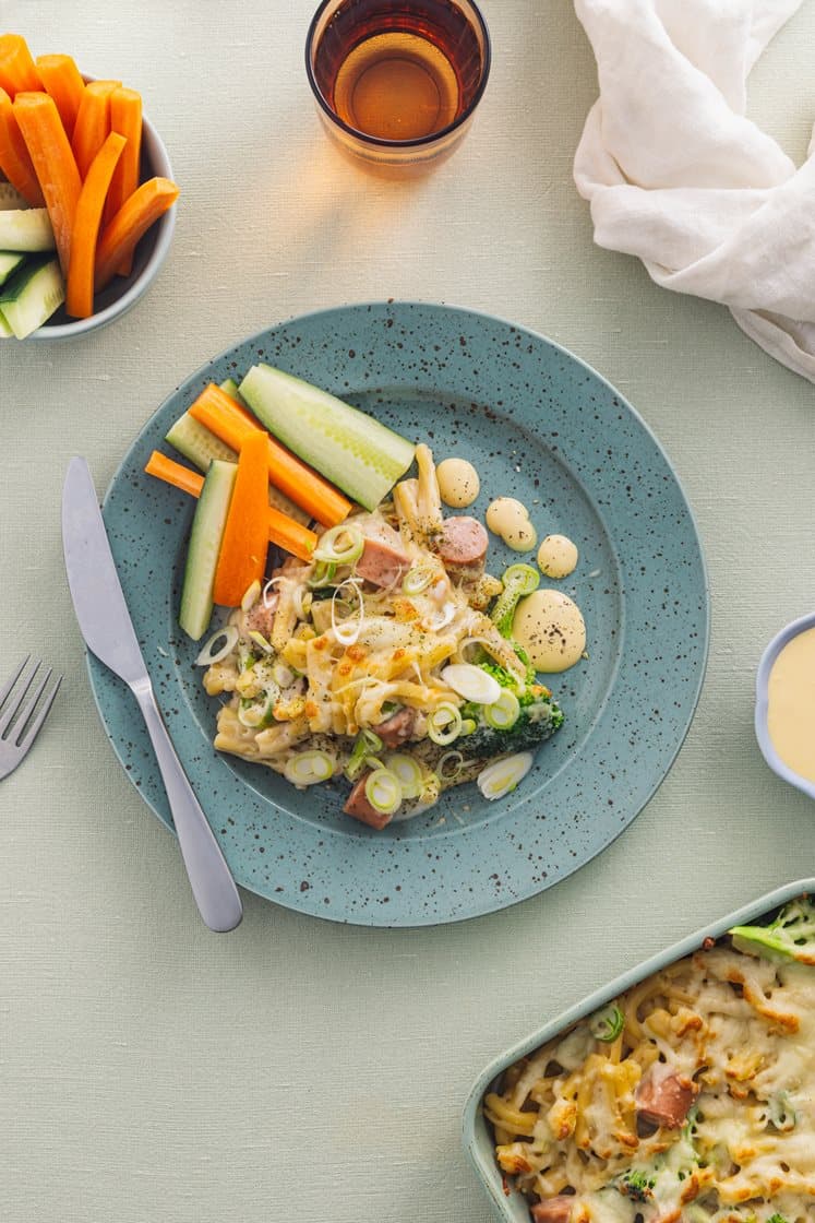 Pølsegrateng med brokkoli, vårløk, grønnsaksstaver og mangodipp