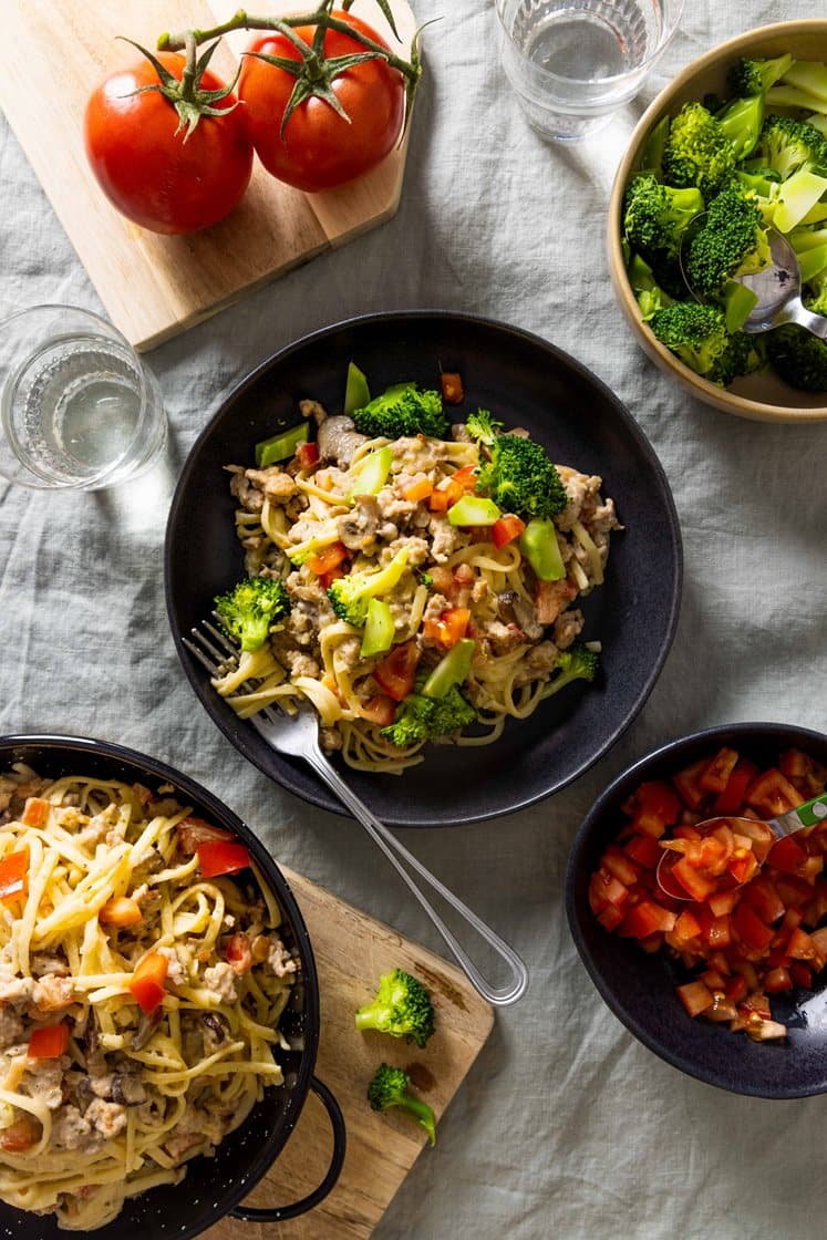 Kremet pasta linguine med saftig kyllingkjøttdeig, brokkoli og tomat