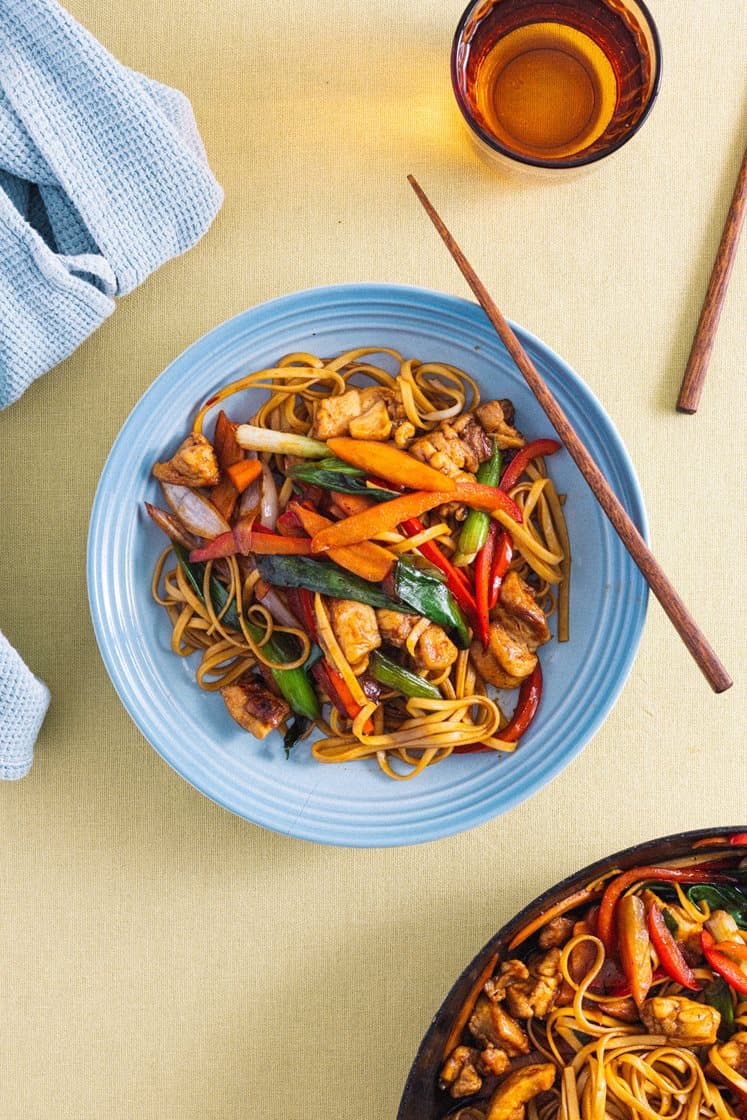 Kylling chow mein med eggnudler, hjemmelaget woksaus og sprø grønnsaker 