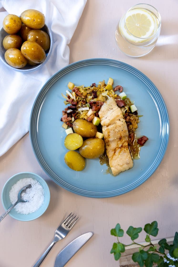 Seifilet med smørdampet kinakål og bacon, eple og ponzusmør