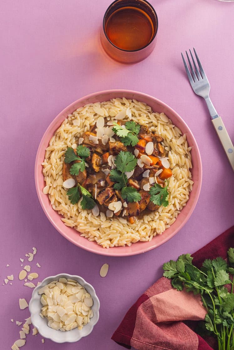 Garam masala-gryte med strimlet svin og risoni