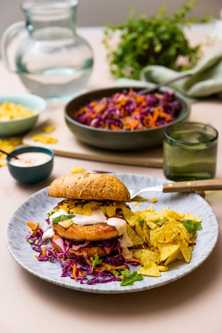 Mangoglasert lakseburger i fullkornsbrød med chipotle- og limeyoghurt og tortillachips 