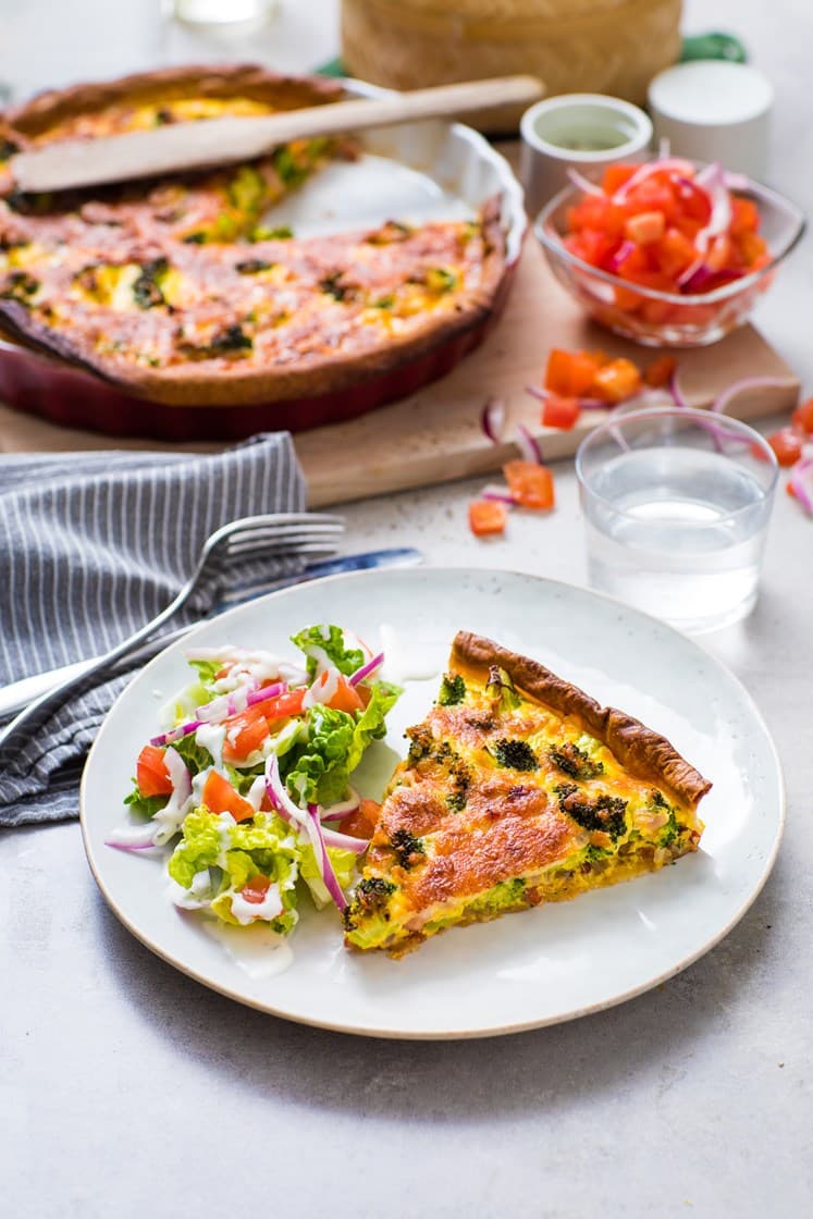 Hjemmelaget bacon- og brokkolipai med salat og hvitløksdressing