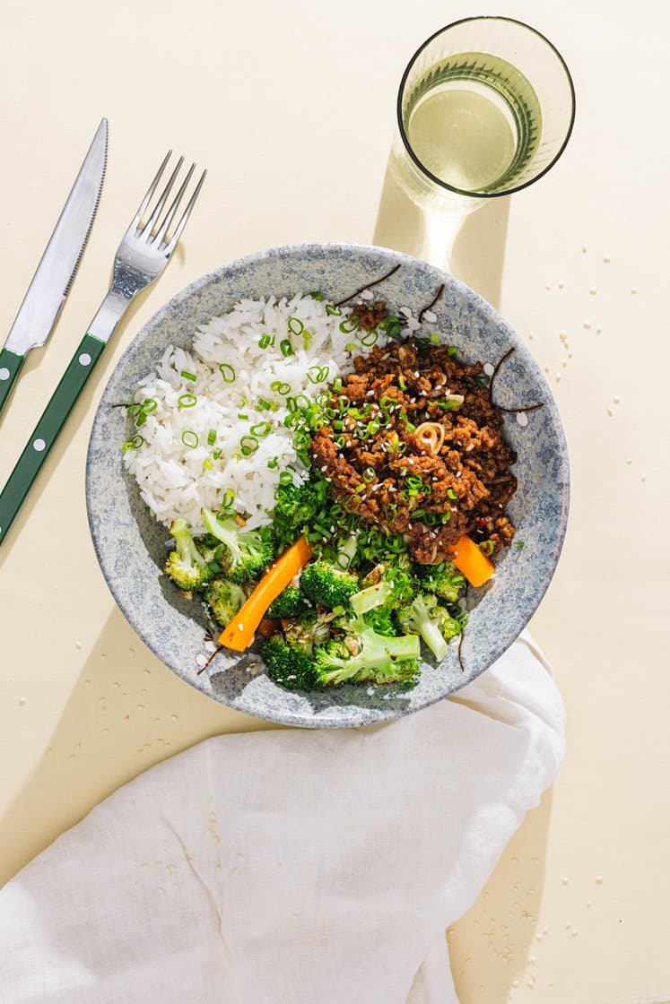 Bowl med hoisinglasert vegetardeig, sesamstekt brokkoli og ris