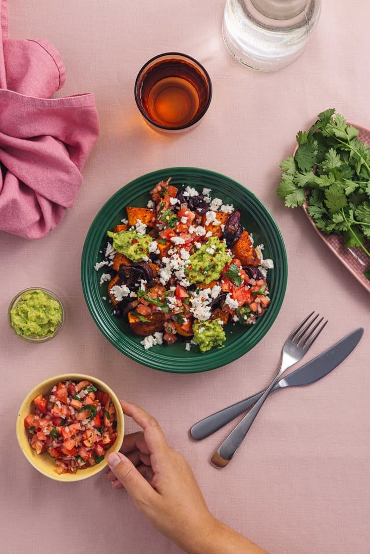 Latinamerikansk søtpotettallerken med avokadomos, tomatsalsa og fetaost 