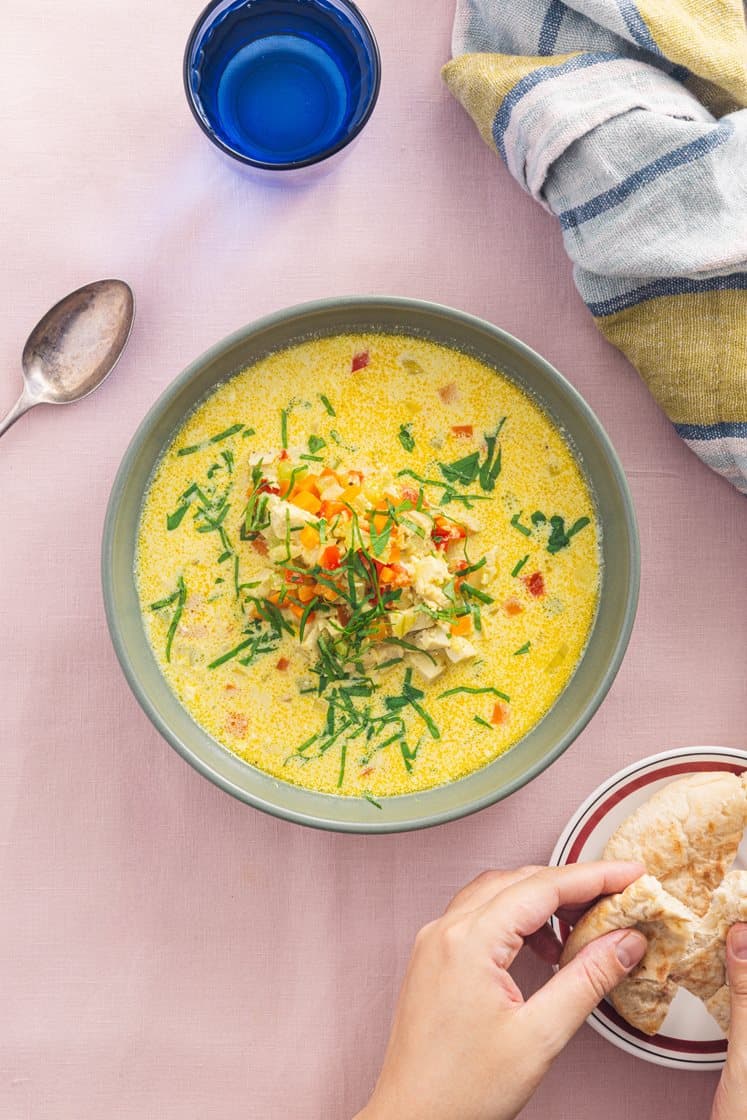 Kremet kyllingsuppe med grønnsaker, karri og lune multibrød