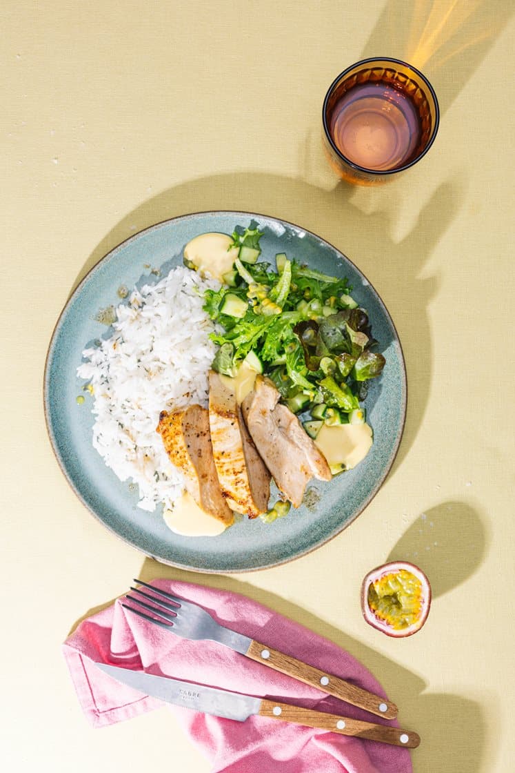 Stekt kyllingbryst med pasjonsfruktsalat, ris og curry- og mangodressing