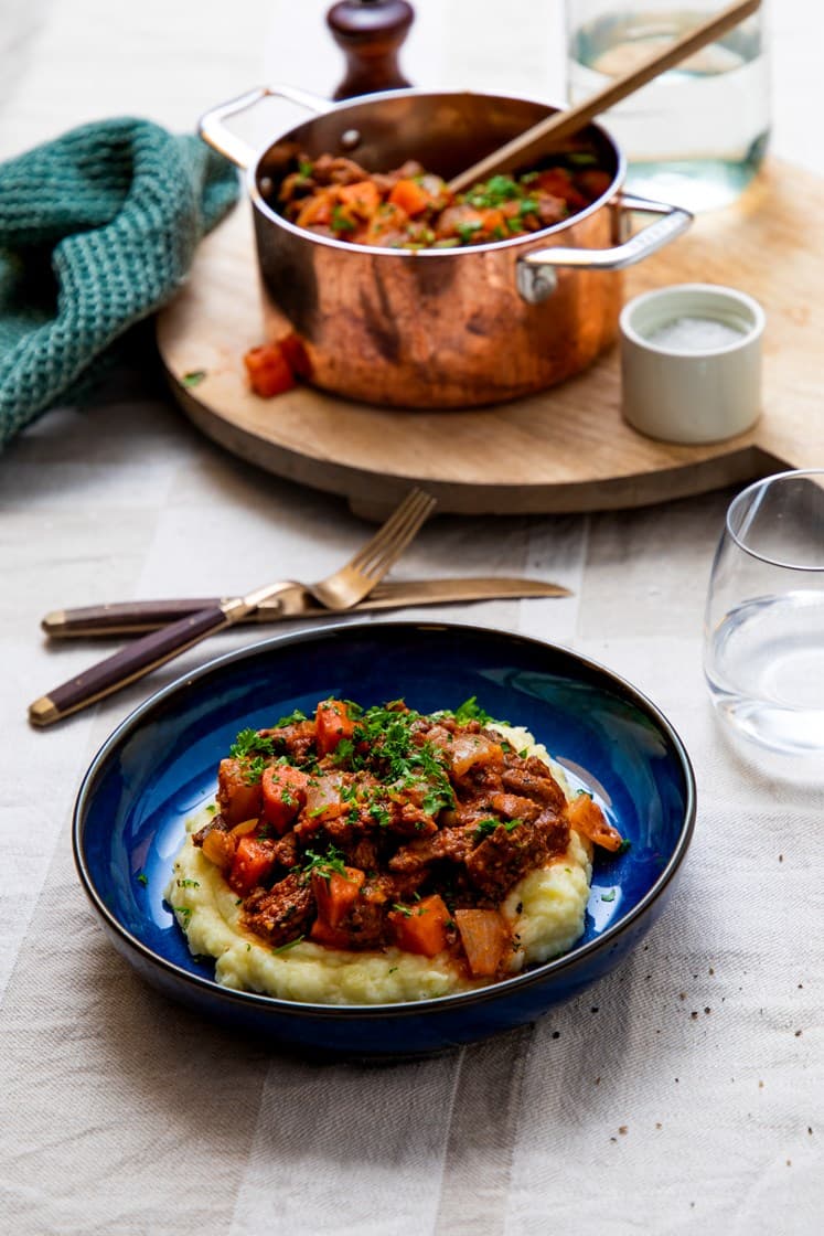 Gresk stifado med storfekjøtt og potetmos 