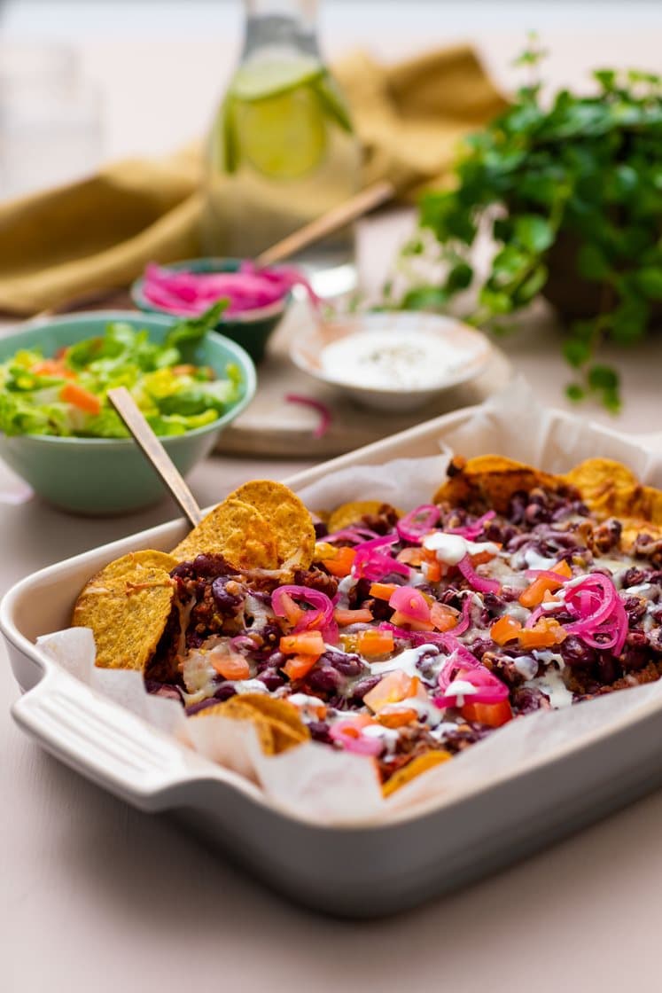 Nachos med chili con carne og ost med syltet rødløk, salat og hvitløksdressing