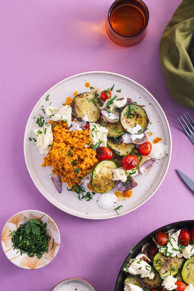 Tomatbulgur med grønnsaksspyd, toppet med fersk mozzarella og urtedressing