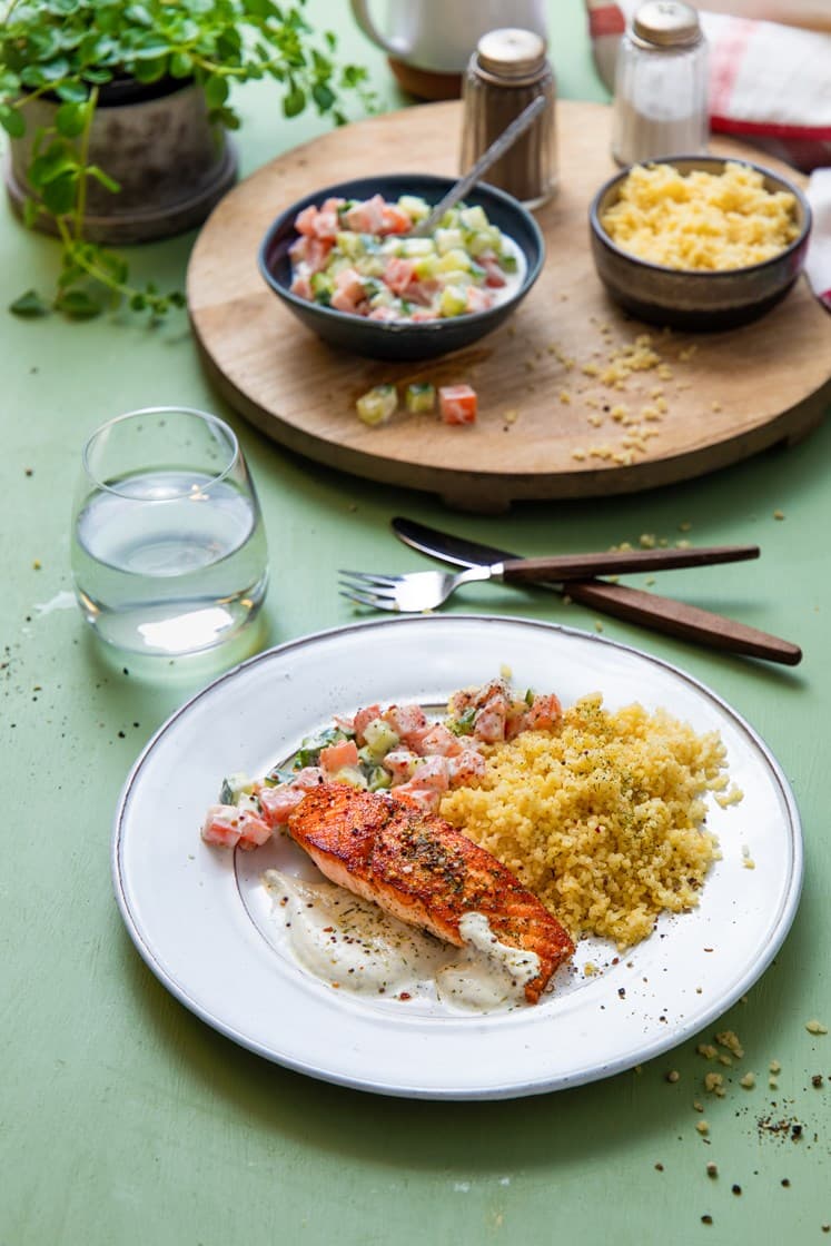 Krydderstekt laks med fullkornscouscous og agurk- og tomatsalat