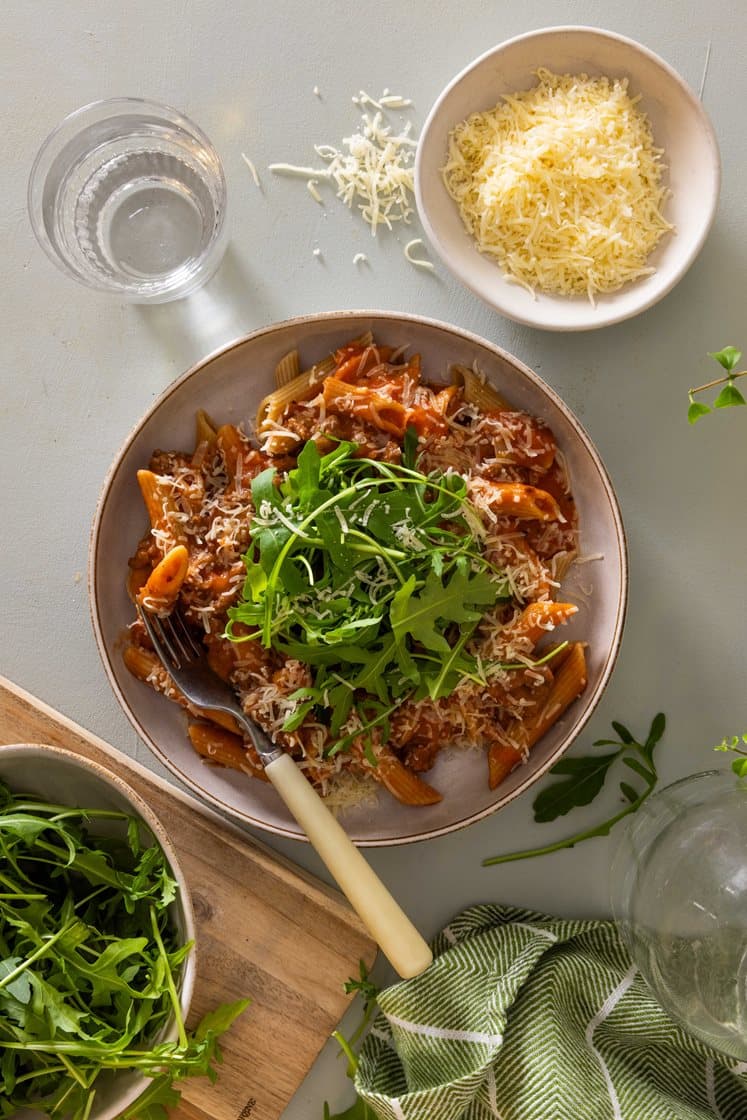 Pastagryte med kremet tomat- og kjøttsaus og ruccolasalat