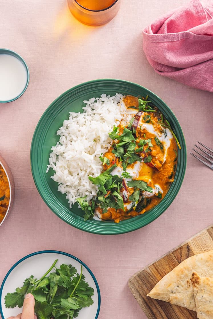 Bollywoodgryte med kylling og friske grønnsaker, yoghurt, nan og ris