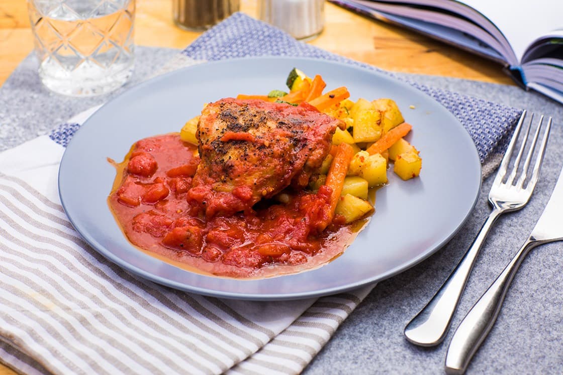 kylling-i-tomatsaus-med-ovnsbakte-poteter-og-gr-nnsaker-oppskrift