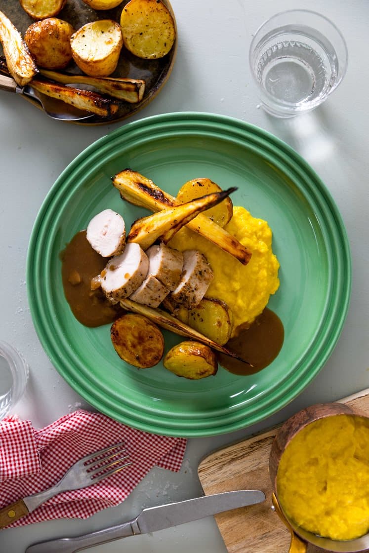 Kyllingfilet med ovnsbakte grønnsaker og sjysaus