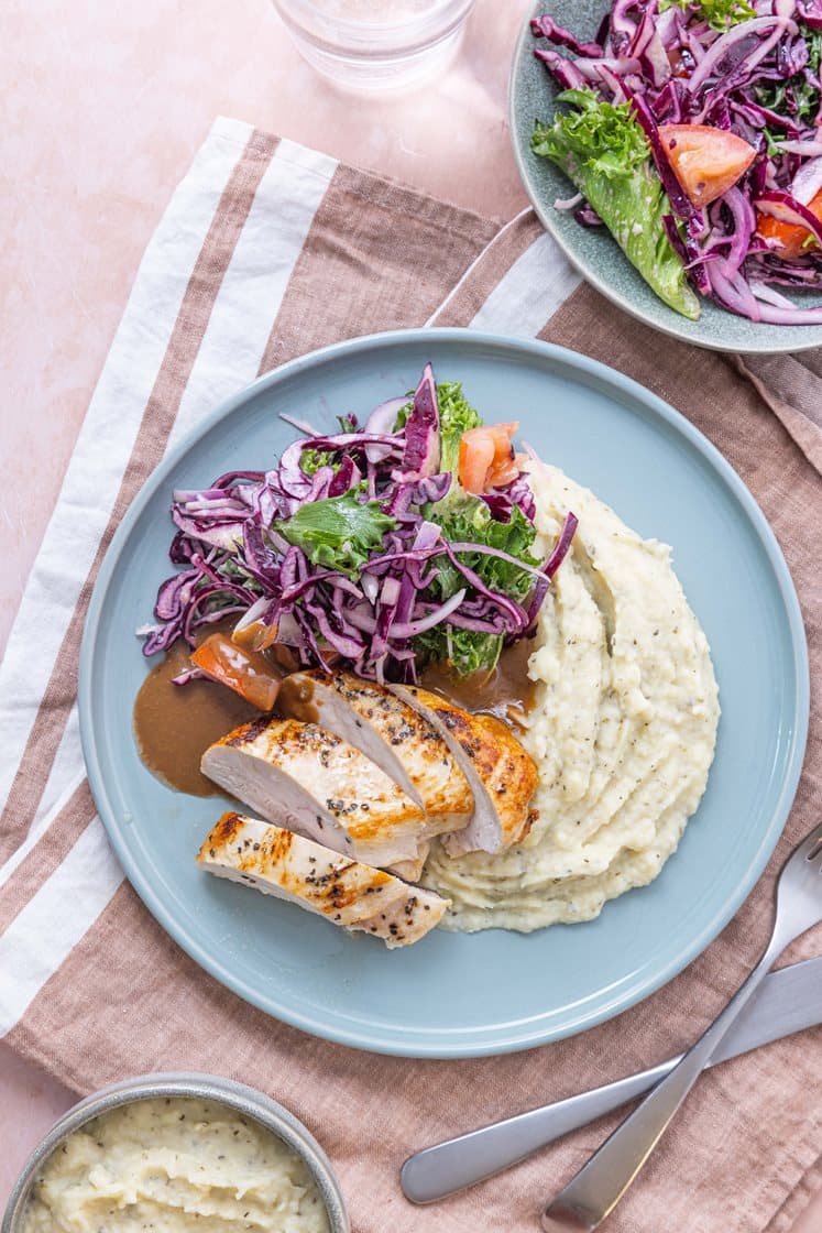 Kyllingbryst med potetmos, salat og peppersaus