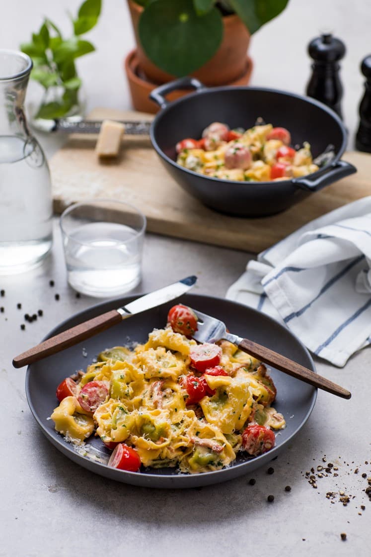 Ravioli med ricotta og spinat, sprøstekt pepperoni, ajvar og ruccola