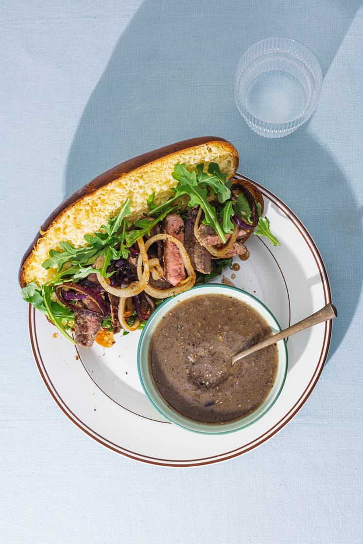 Fransk løksuppesandwich med smeltet ost og tynnskåret mørbrad