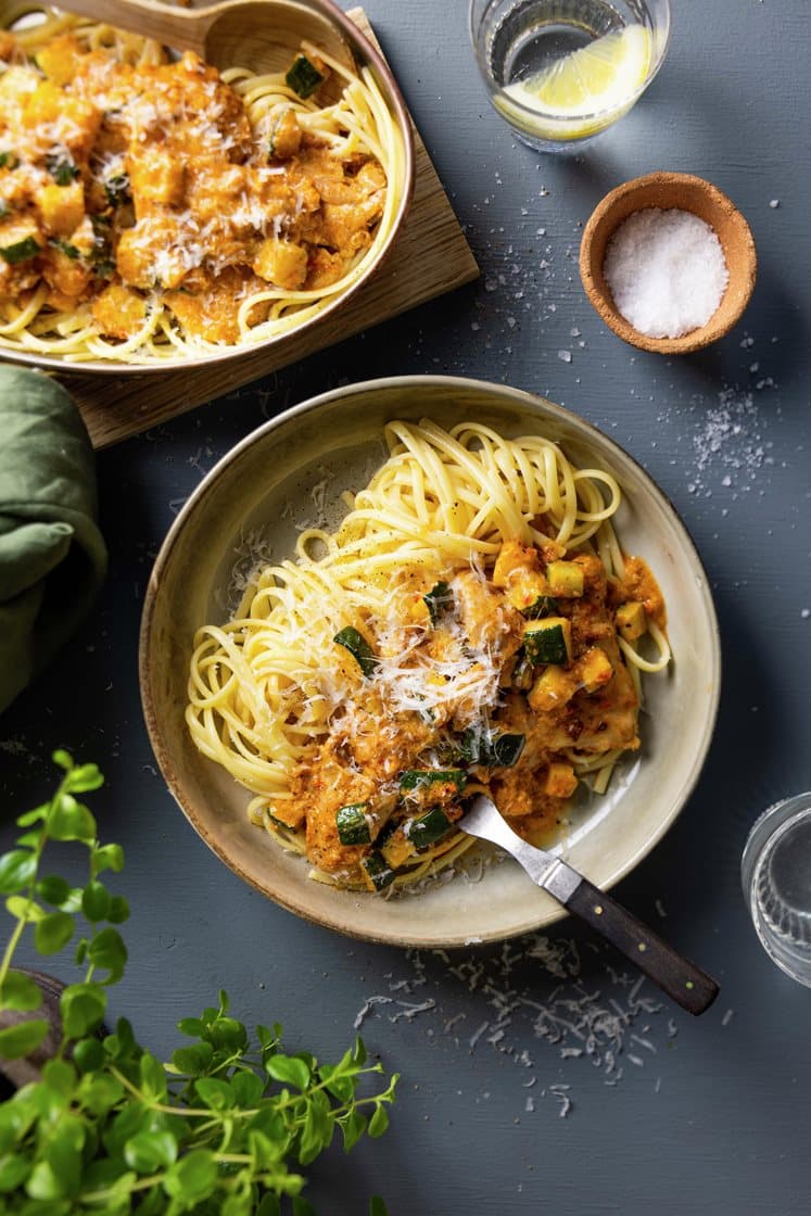 Linguine med pannestekt kyllinglårfilet og squash i paprikapesto-saus