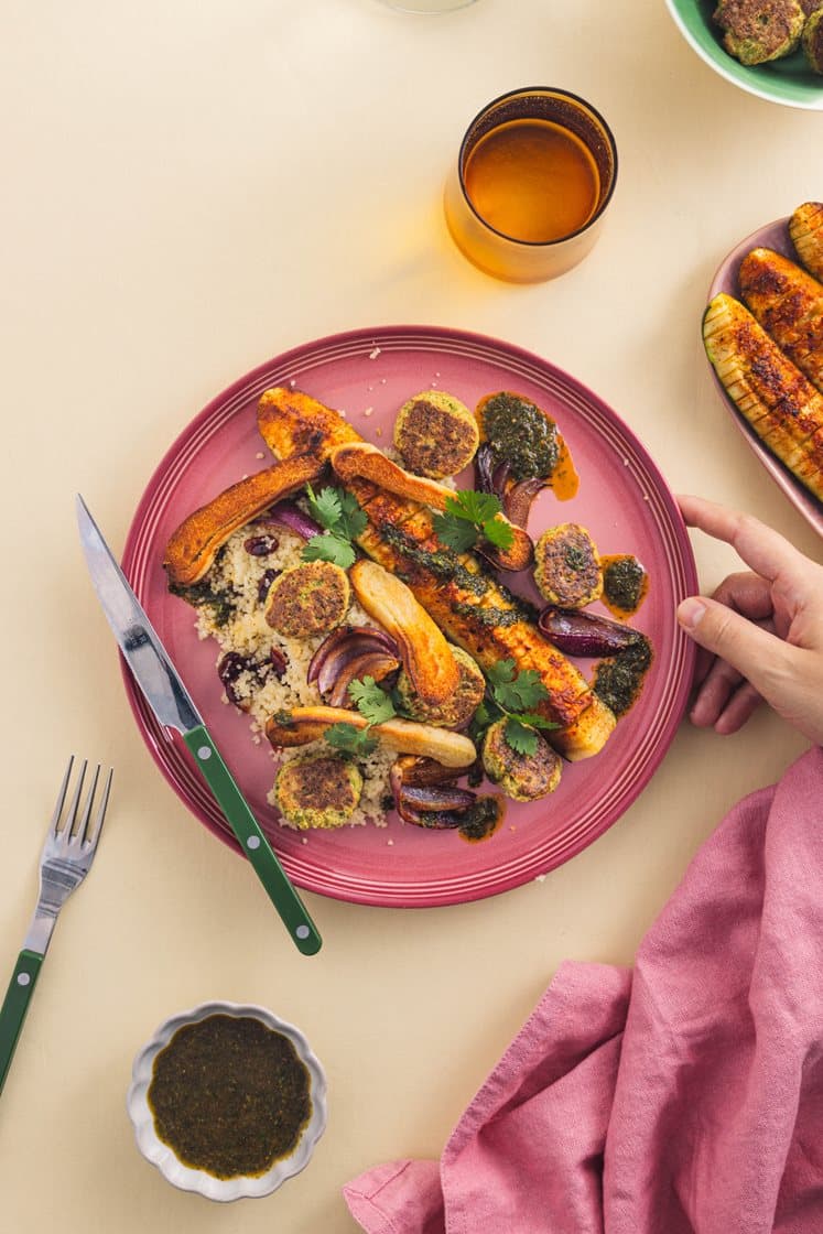 Falafler med krydderbakt squash og couscous servert med yoghurt og røkt chiliolje