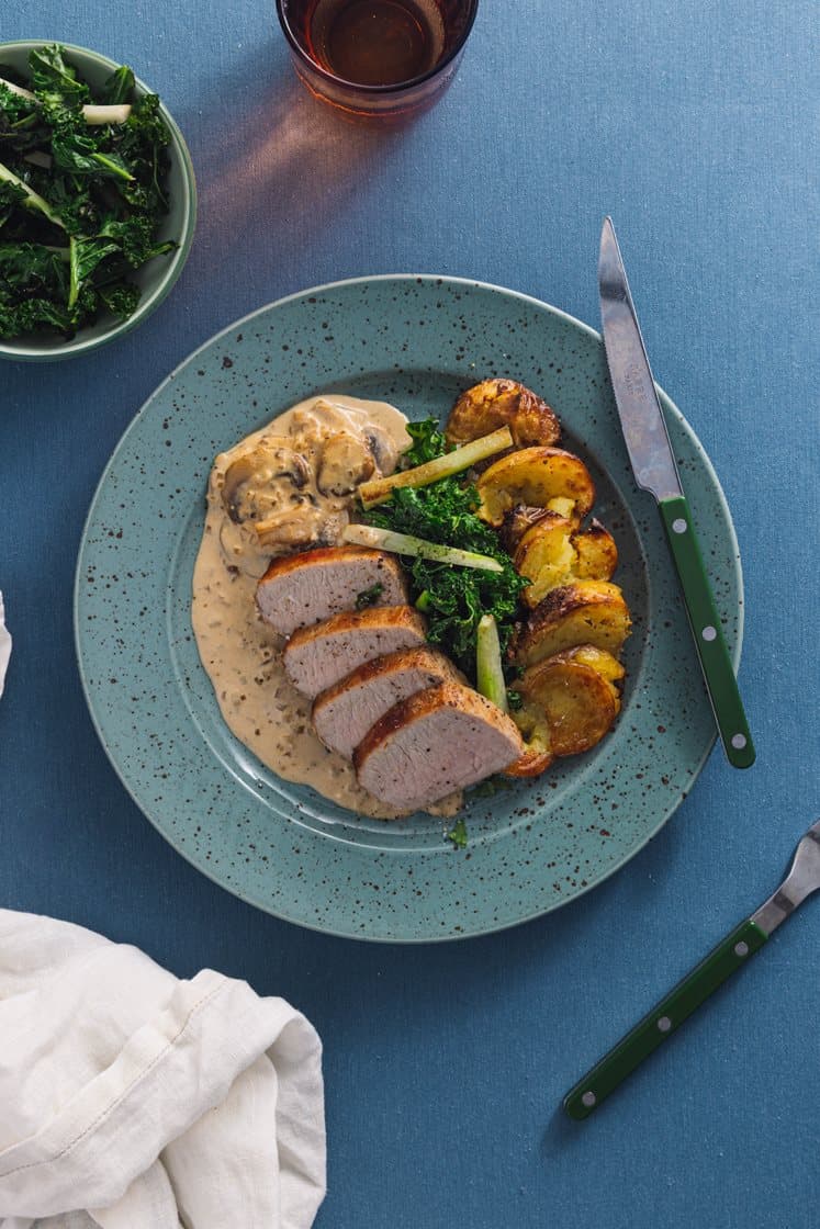 Svinefilet med soppstuing, grønnkål og helstekte poteter