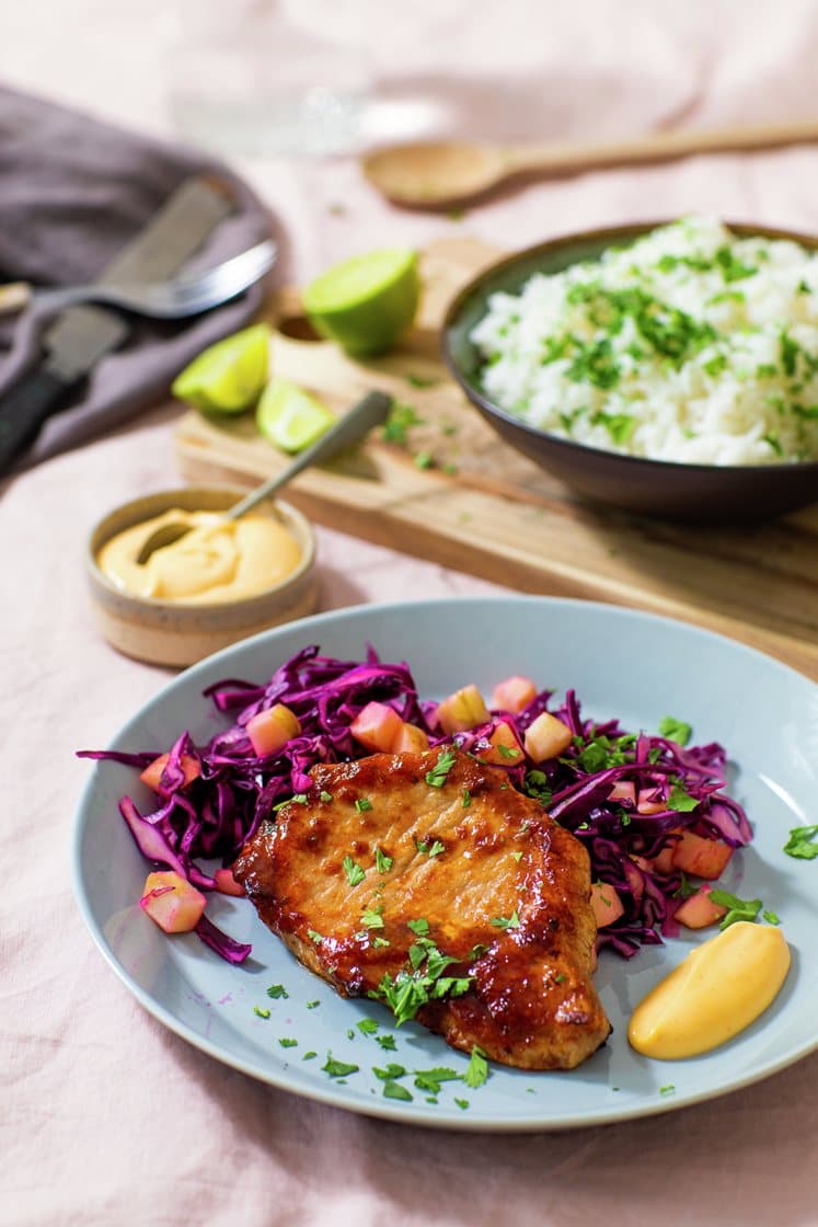 Asiatisk svinefilet med rødkålsalat, jasminris, koriander og chilimajones