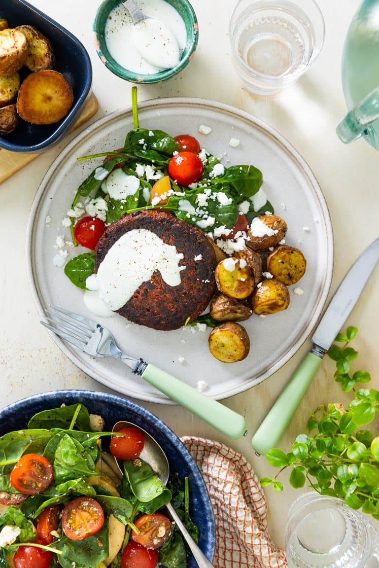 Rødbetekarbonader med bakte poteter, fetaostkrem og tomat- og spinatsalat