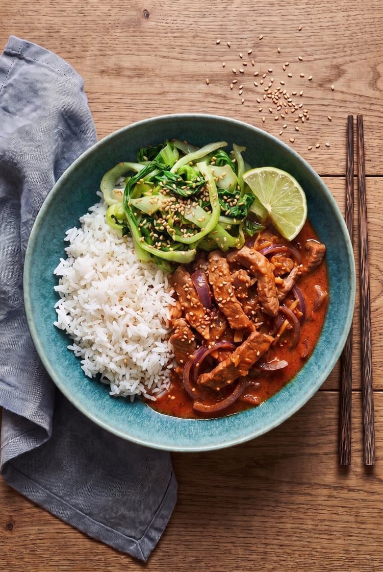 Kremet gryte med strimlet svin, spicy umami, ris og sesamstekt pak choy