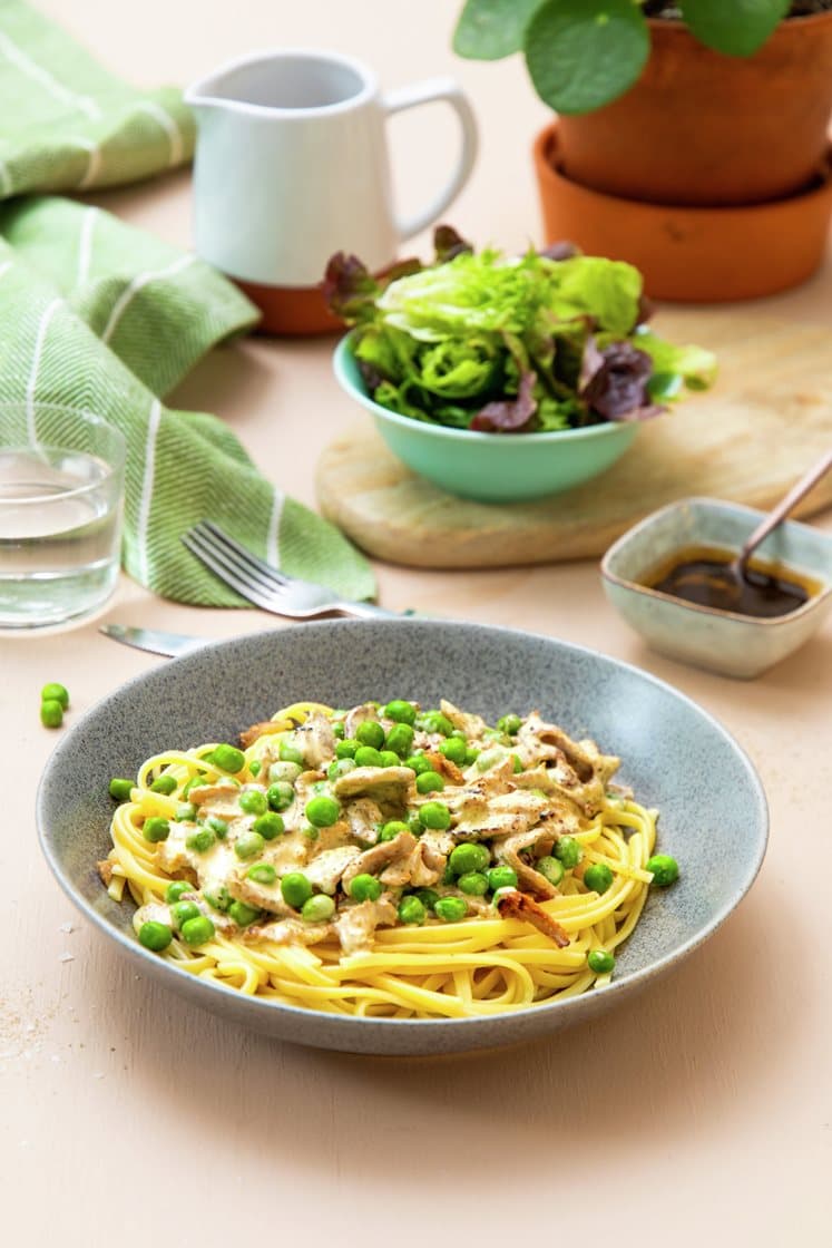 Kremet linguine med gyroskjøtt, erter og salat