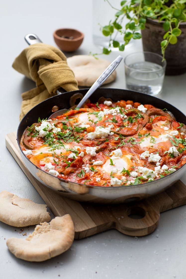 Tunisisk shakshouka - tomatsaus med egg, ovnsbakt squash, feta og rustikke multibrød