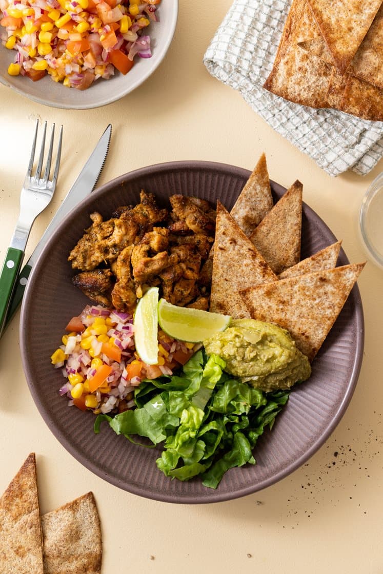 Salatbowl med kyllinggyros, maissalsa, rømme og hjemmelagde tortillachips