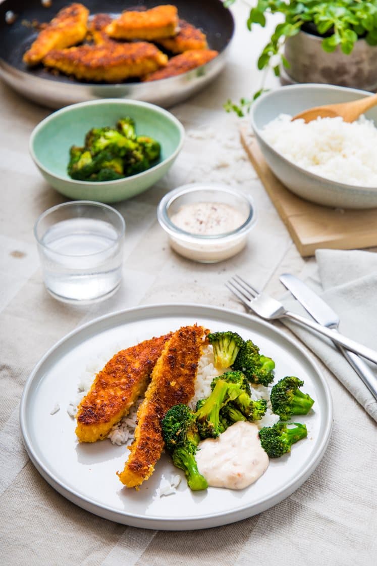 Crispy laks med ingefærstekt brokkoli, jasminris og sweet chili-dressing