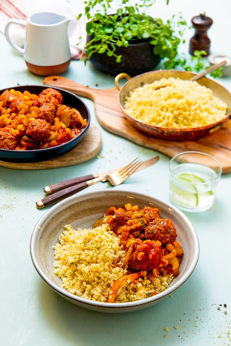 Kjøttbollegryte med krydret tomatsaus og fullkornsbulgur