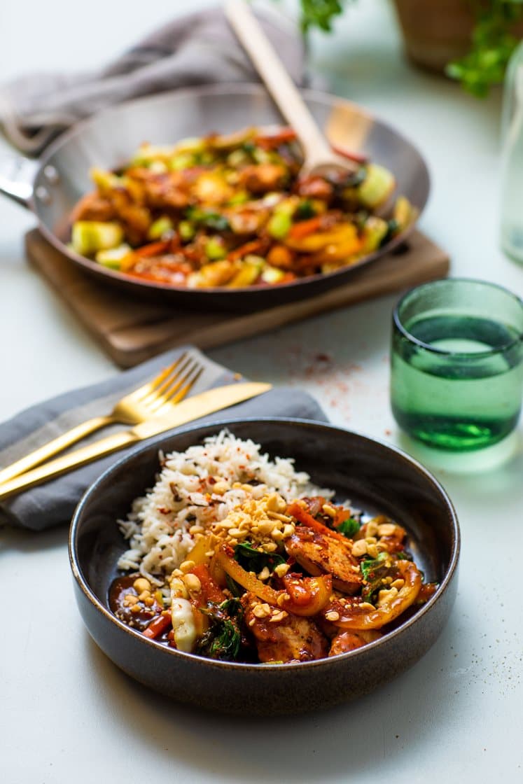 Kylling chop suey med pak choy, fullkornsris og peanøtter