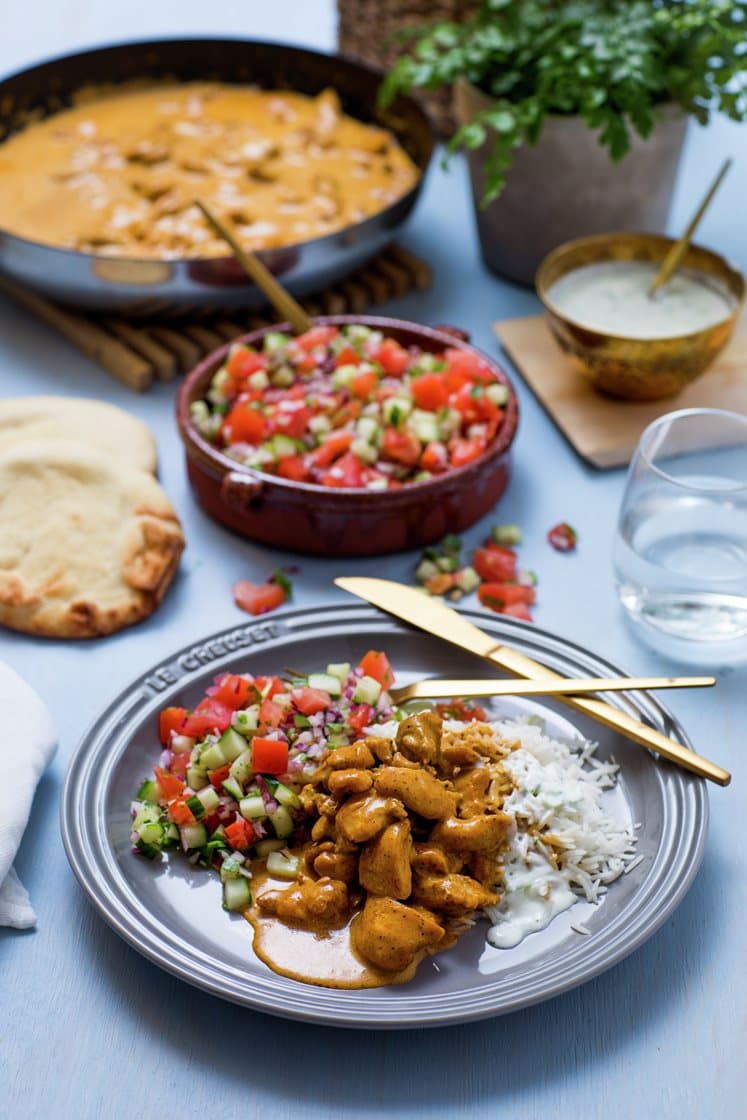 Kylling tikka masala med yoghurt og frisk agurk- og tomatsalat