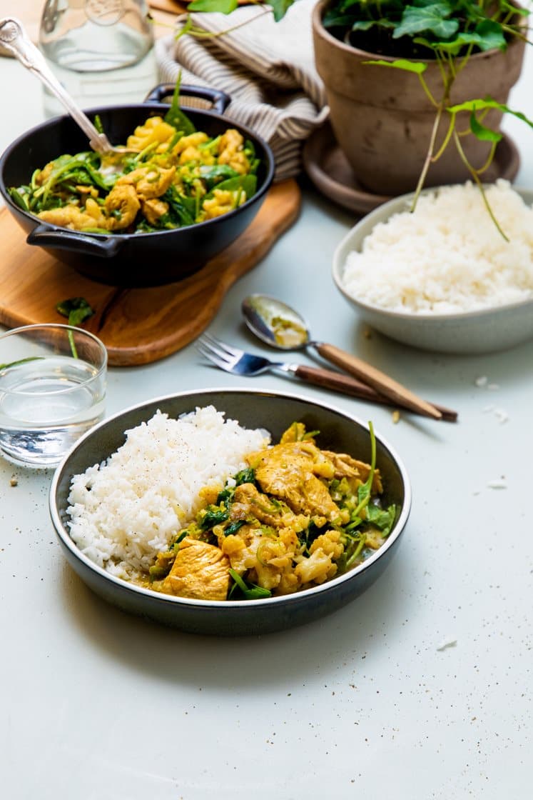 Kylling i garam masala-saus med pak choy, vårløk og krydret basmatiris