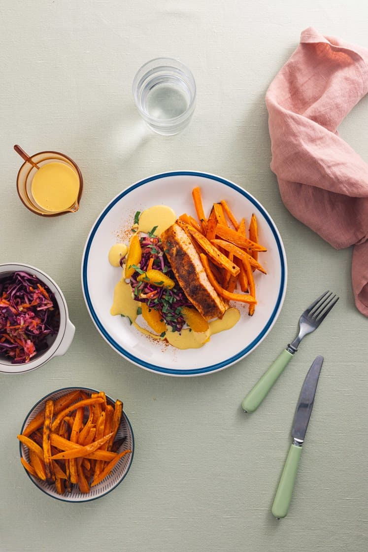 Paprikakrydret laks med ovnsbakte søtpotetstaver og kålsalat
