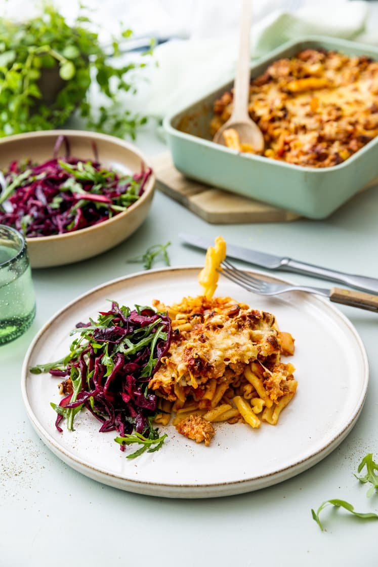 Pasta al forno med salsicciadeig og italiensk salat