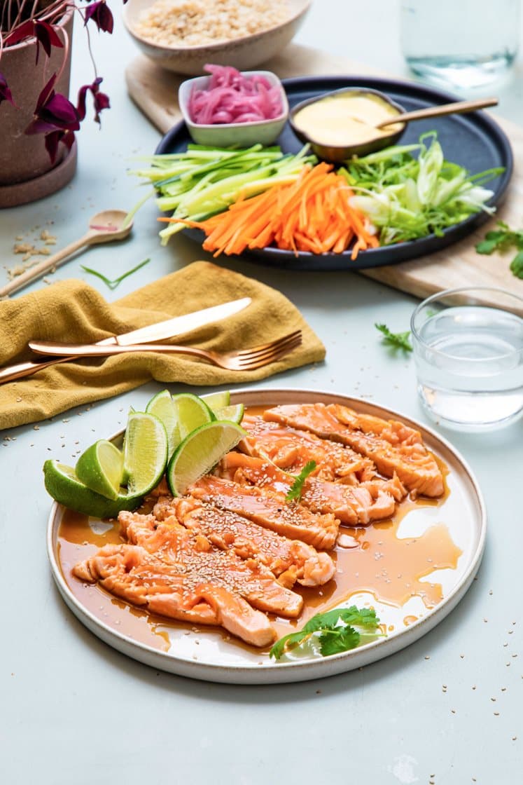 Laks tataki med fullkornsris, vårløk og curry- og mangodressing