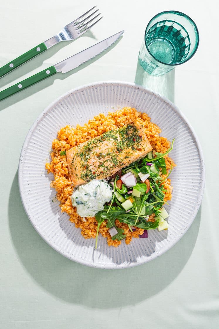 Urtebakt laksefilet med tomatbulgur, tzatziki og tomatsalat