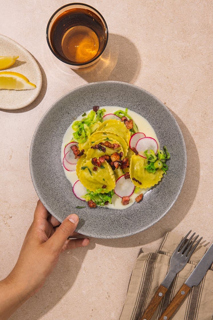 Girasoli med smørdampet asparges og spisskål, servert med kremet ostesaus og sprøstekt bacon