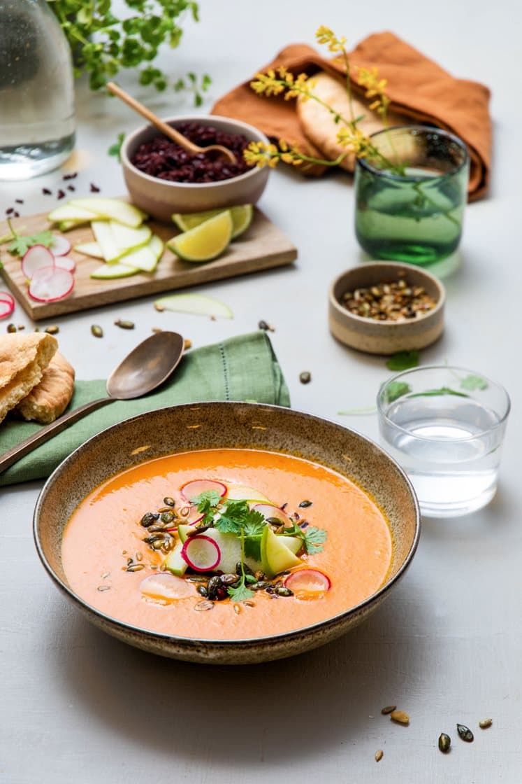 Hjemmelaget vegetarisk gulrot- og søtpotetsuppe med ingefær og chili