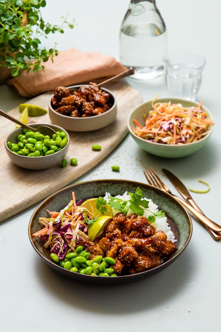 Kylling i soya- og ingefærsaus med jasminris, asiatisk coleslaw og edamamebønner