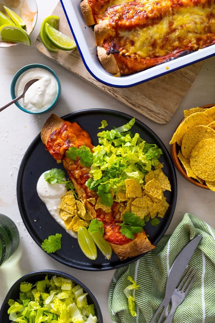 Vegetarenchiladas med svarte bønner, koriander og nachochips