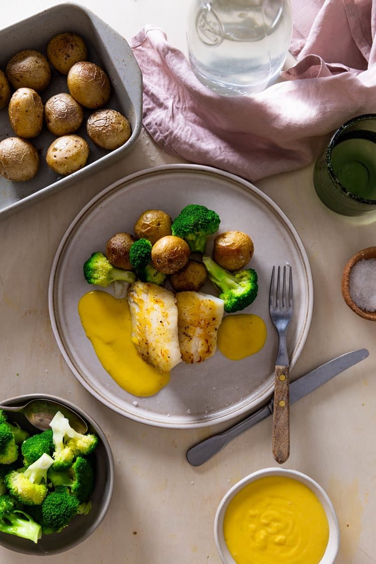 Pannestekt hysefilet med kokte poteter, brokkoli og smørsaus