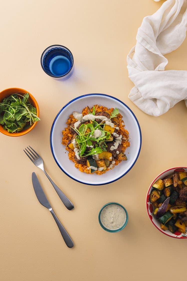 Kjøttboller med tomatbulgur, stekte grønnsaker og krydderyoghurt
