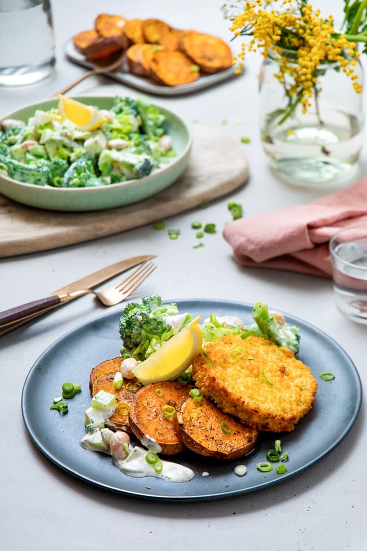 Vegetarschnitzel med lettkremet brokkolisalat og ovnsbakt søtpotet