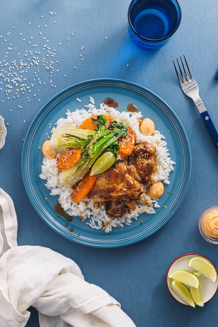 Kylling i sticky appelsinsaus med hvitløkswokket gulrot og pak choy, servert med chilimajones
