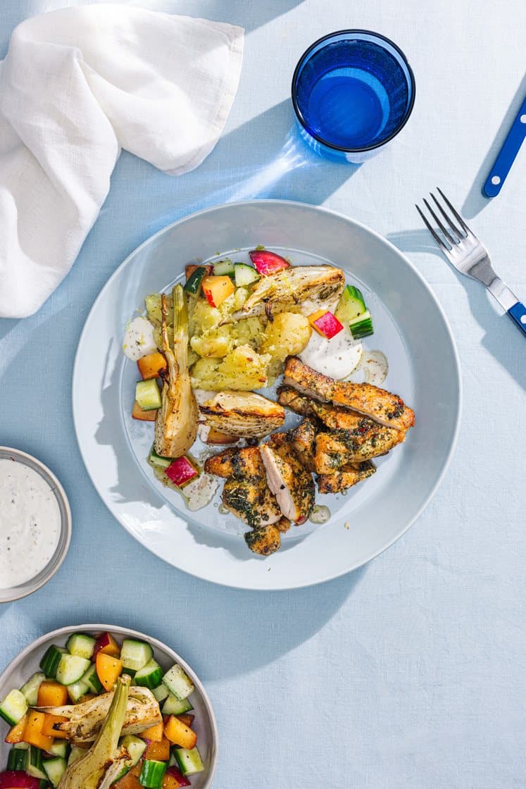 Krydret kyllinglårfilet med knuste sitronpoteter, plommesalat, bakt fennikel og estragonmajones