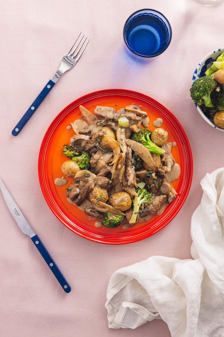 Biffstrimler i fløtesaus med aromasopp, brokkoli og hvitløksbakte poteter